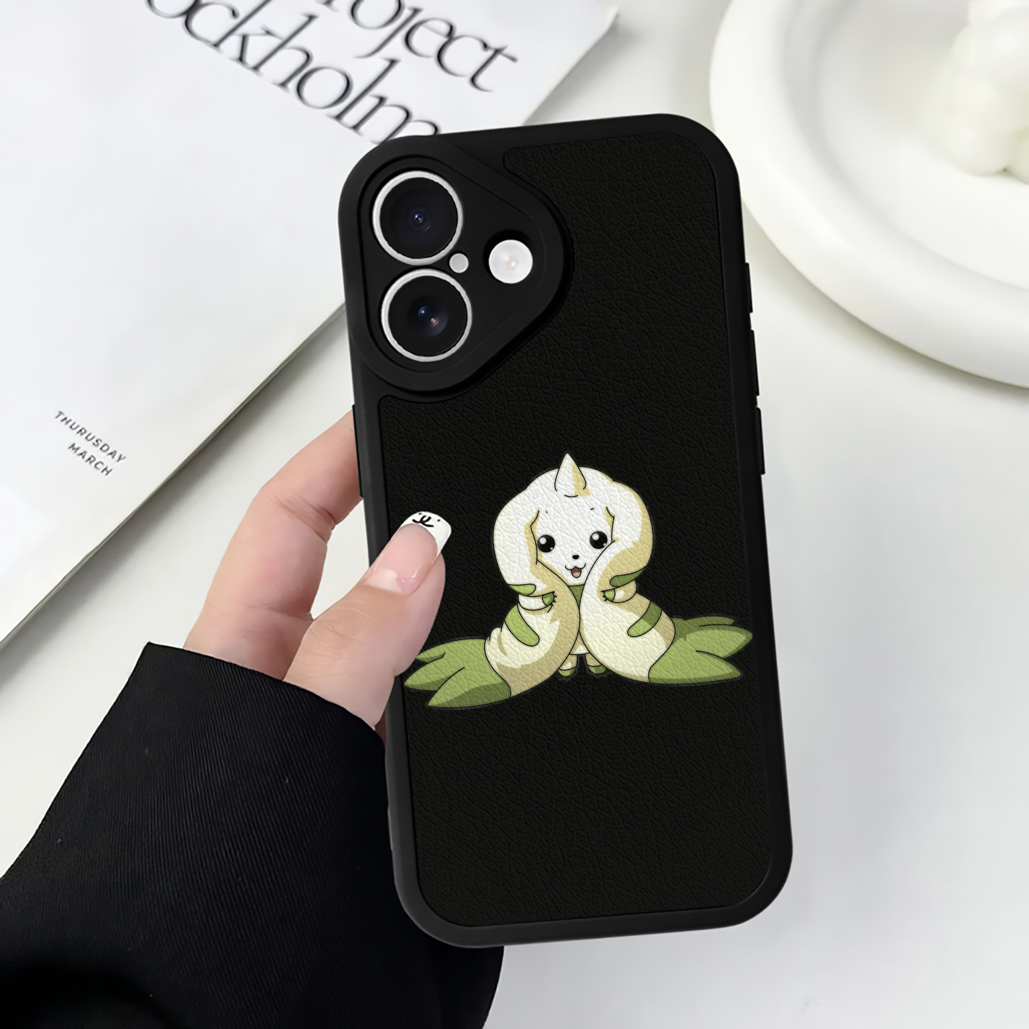 （画像用） Digimon デジタルモンスター/デジモン 【iPhone 16シリーズ対応】シリコンスマホケース（レザー調） 材質：シリコン